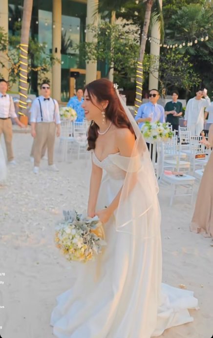 陈蕊蕊芭堤雅沙滩出嫁 银色闪片礼服宛如美人鱼