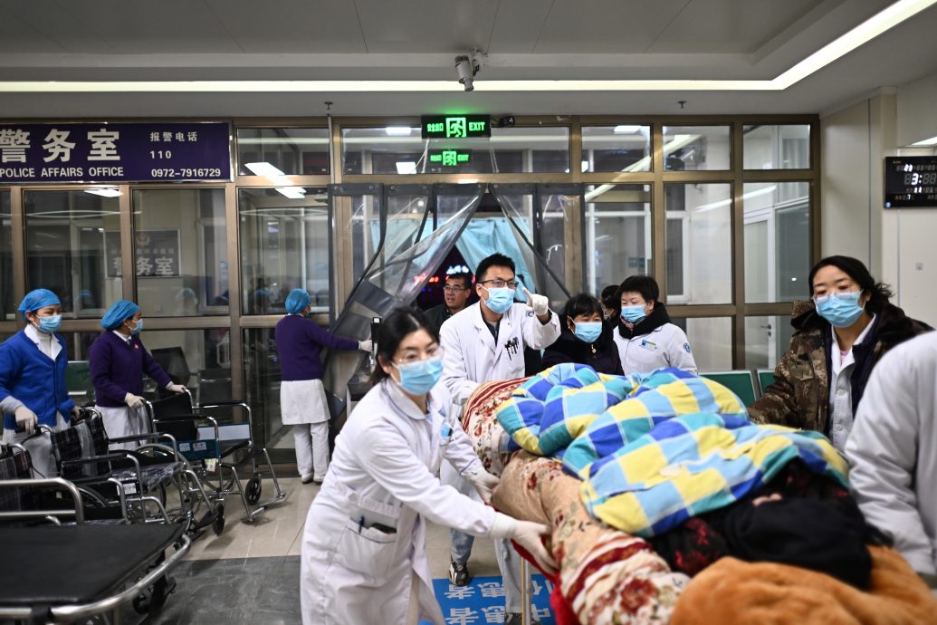 零下12°C严寒下户外避难 甘肃灾民棉被裹身焚书生火保暖