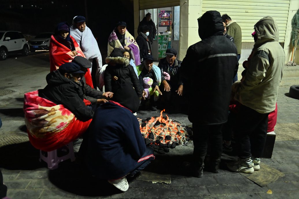 零下12°C严寒下户外避难 甘肃灾民棉被裹身焚书生火保暖