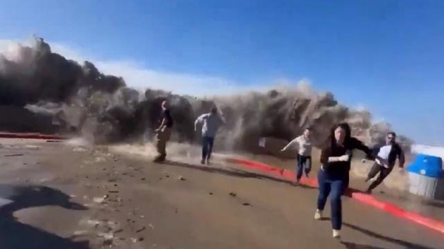 风暴袭加州!恐怖巨浪掀翻堤防 海水灌街道20人一度遭冲走