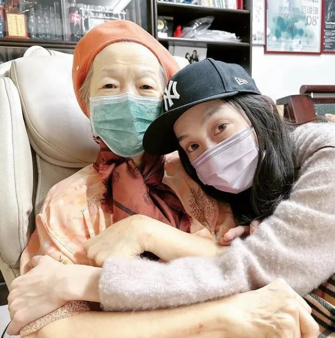 黑人带双胞胎儿现身 送别范玮琪妈妈