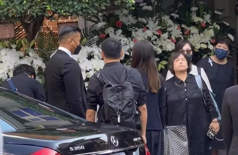 黑人带双胞胎儿现身 送别范玮琪妈妈