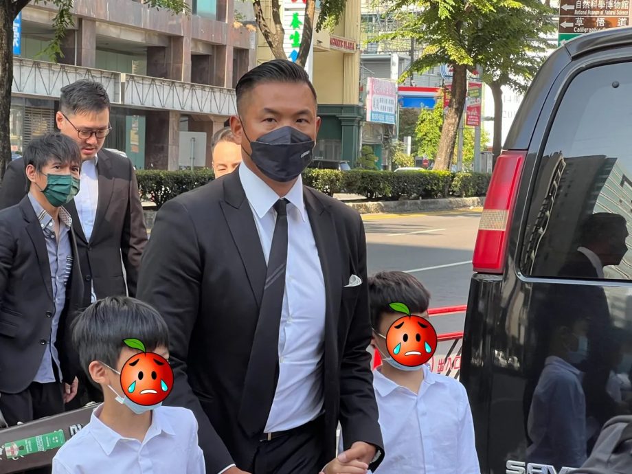 黑人带双胞胎儿现身 送别范玮琪妈妈