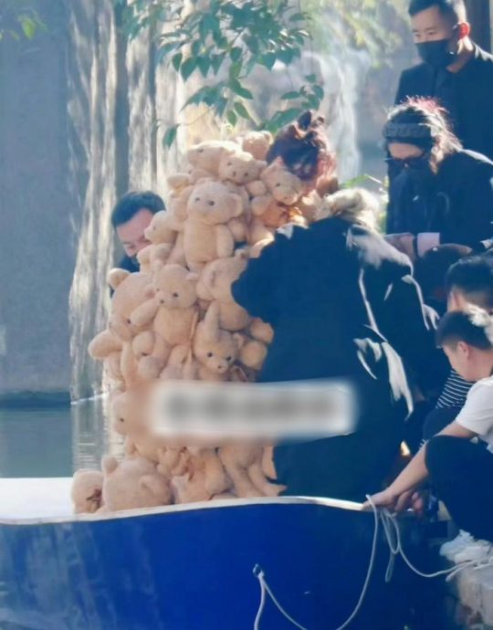 GQ盛典|杨天真100公斤重泰迪熊装抢镜 谢娜活泼好动险翻船
