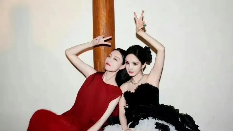 GQ盛典|杨天真100公斤重泰迪熊装抢镜 谢娜活泼好动险翻船