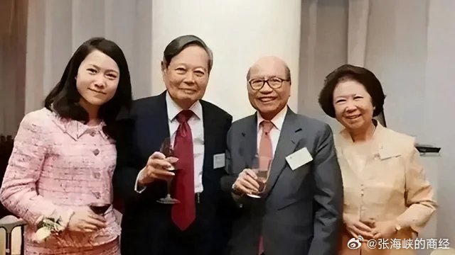 102岁杨振宁“贺瓷婚”影片热传 网民爆料:拍于4年前现已要坐轮椅