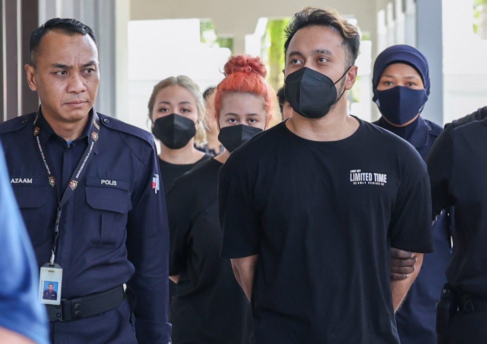3人售卖非法偷拍性爱短片被控