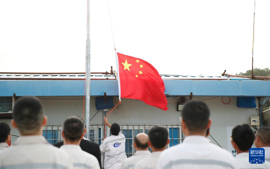 中国驻瑙鲁使馆复馆小组办升旗式 五星红旗时隔19年再在当地升起