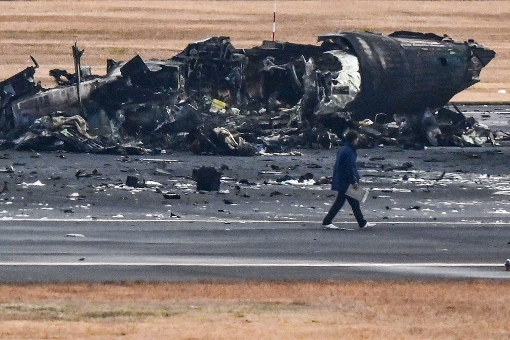 华人亲历羽田机场航空事故:焦糊味弥漫停机坪,排队3小时完成改签 潮新闻