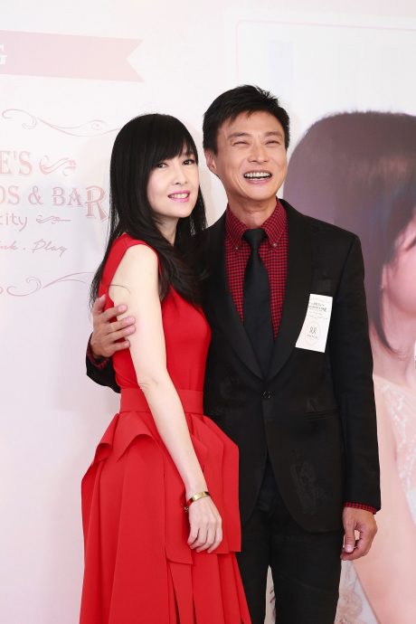 周慧敏倪震结婚15周年 晒另类合照放闪