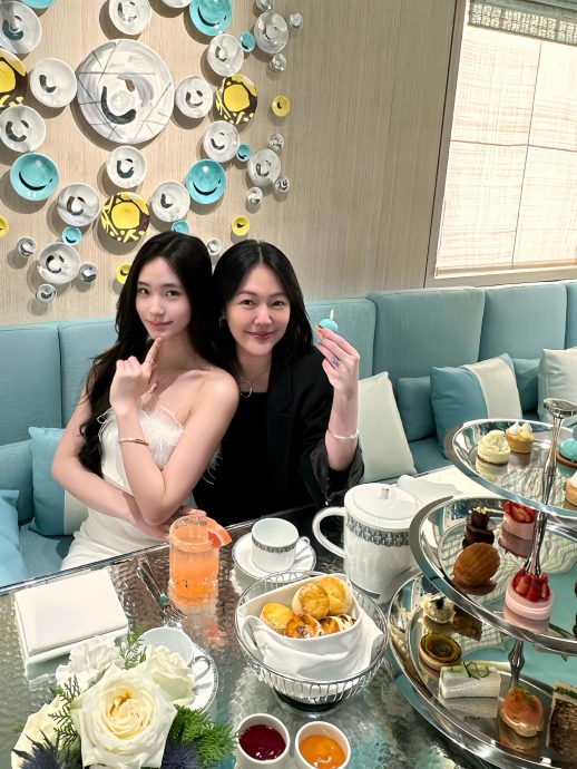 小S露美腿对决女儿香肩 Lily气质逼人