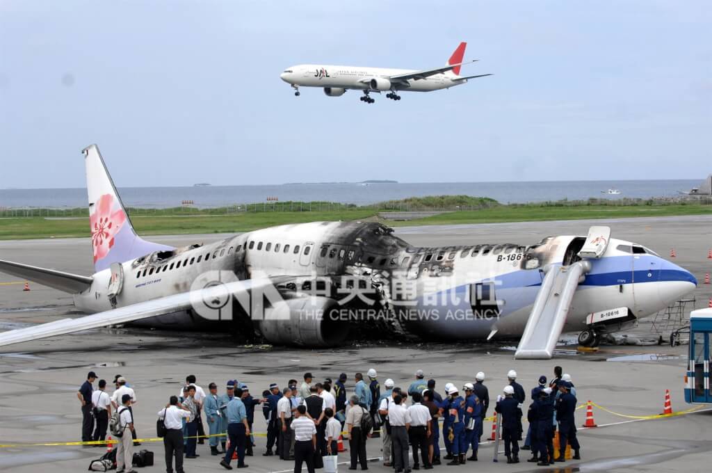 忆16年前华航那霸机场起火 调查官:165人94秒逃出表现完美