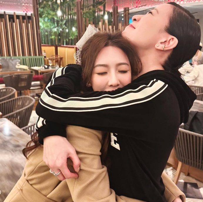 晒紧抱何依婷合照 佘诗曼粉碎不和传闻