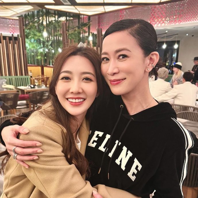 晒紧抱何依婷合照 佘诗曼粉碎不和传闻
