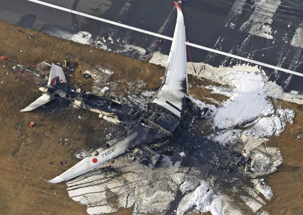 最新空拍画面 日航客机机体烧到焦黑