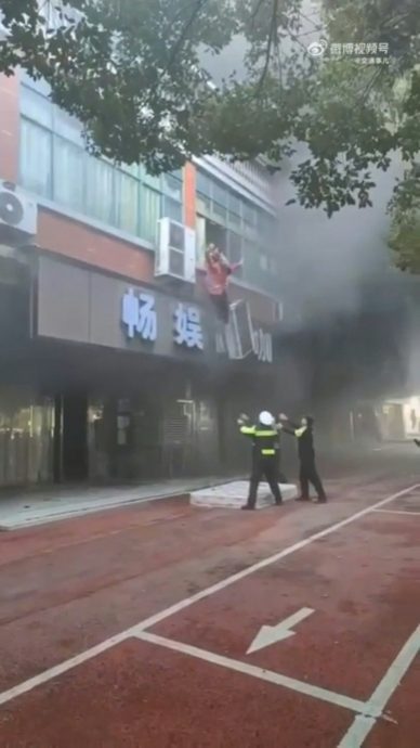 江西火灾39死“多为补习班学生” 逃生影片曝光 多人爬窗跳床垫