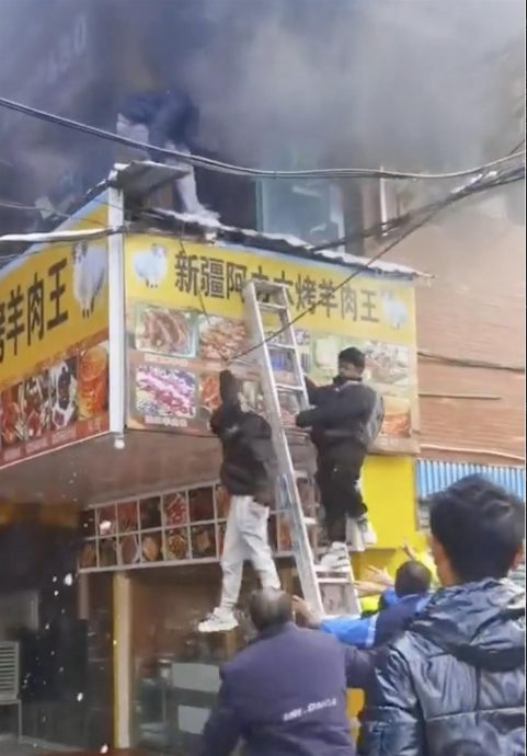 江西火灾39死“多为补习班学生” 逃生影片曝光 多人爬窗跳床垫