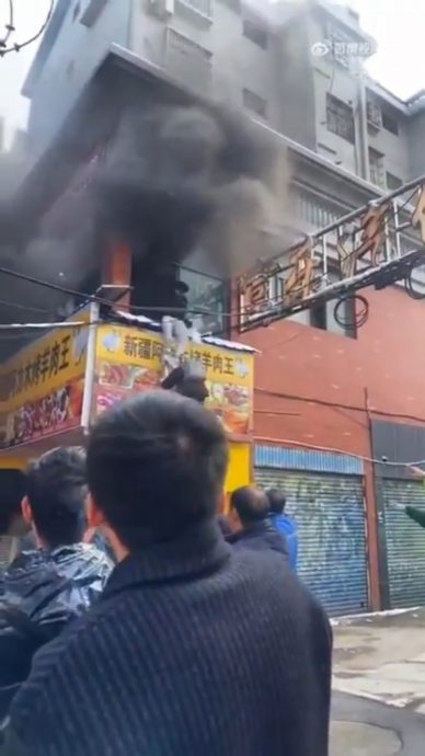 江西火灾39死“多为补习班学生” 逃生影片曝光 多人爬窗跳床垫