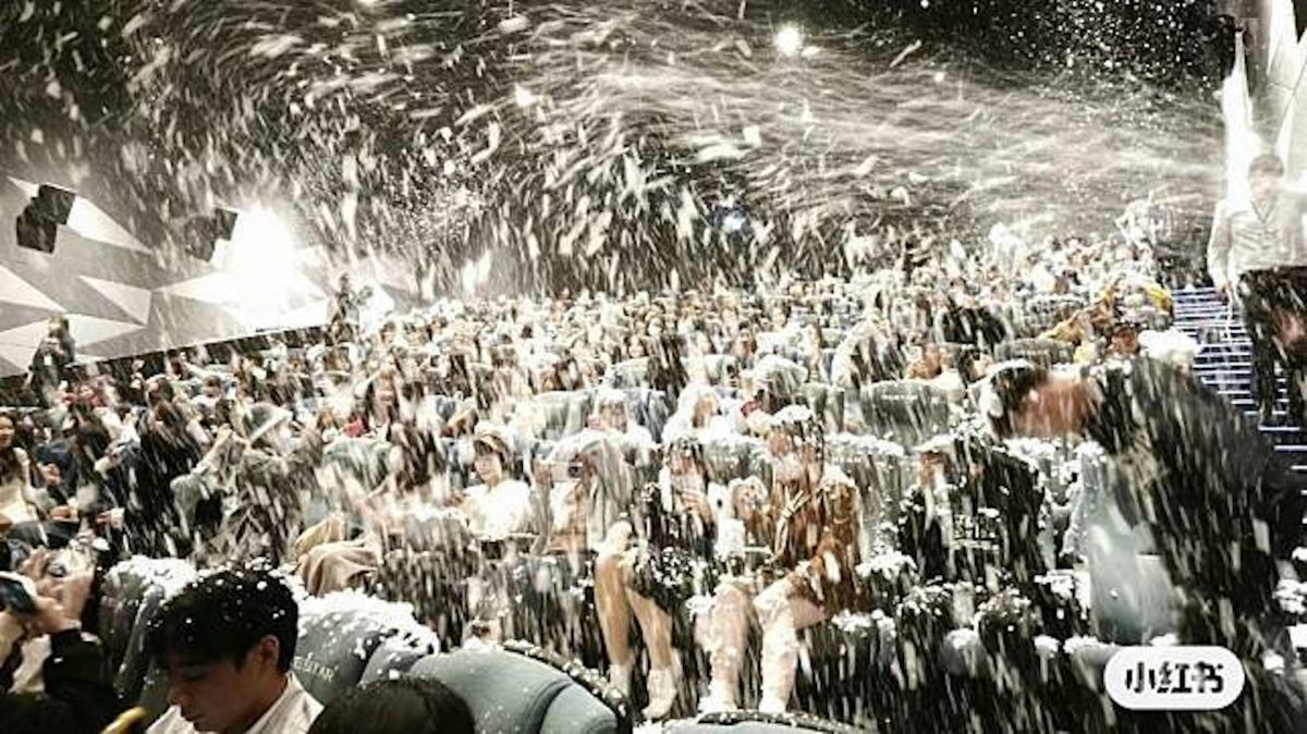 爱情片搞浪漫 中电影院飘雪惨变雪崩?