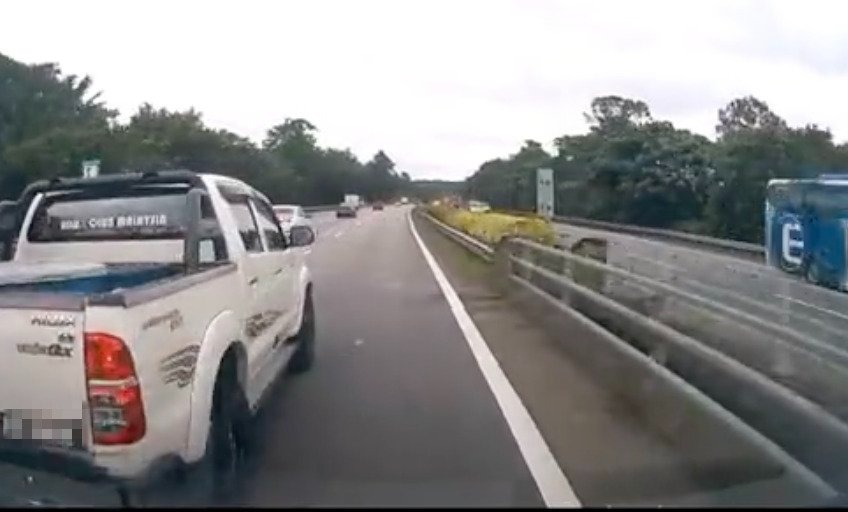 视频 | 救护车示意3次Hilux仍不让路!“我们急著救人他们却在笑”