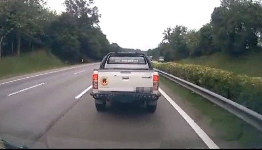 视频 | 救护车示意3次Hilux仍不让路!“我们急著救人他们却在笑”