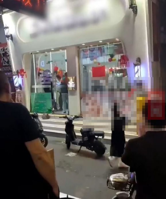 视频 | 顾客对新发型大感不满 发型师用剪刀捅伤他!
