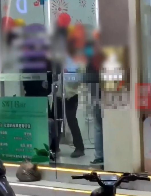 视频 | 顾客对新发型大感不满 发型师用剪刀捅伤他!