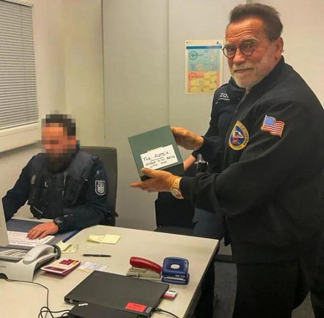 阿诺舒华辛力加未依规定申报名表 被机场海关扣留3小时