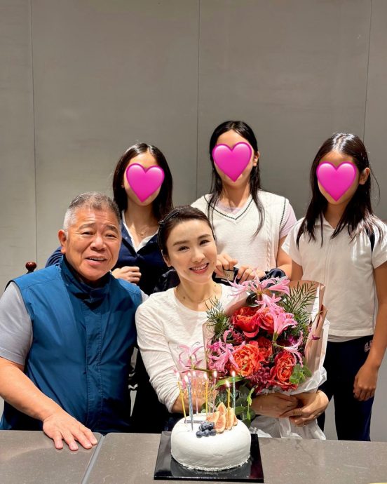 黎姿结婚15周年晒全家福 与老公头贴头放闪