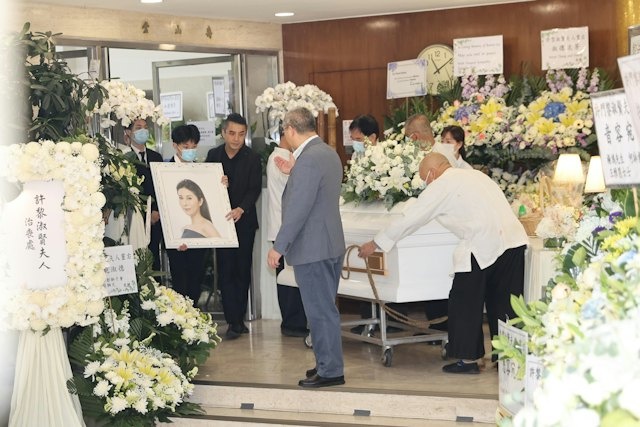 黎淑贤出殡 4子哀伤送别