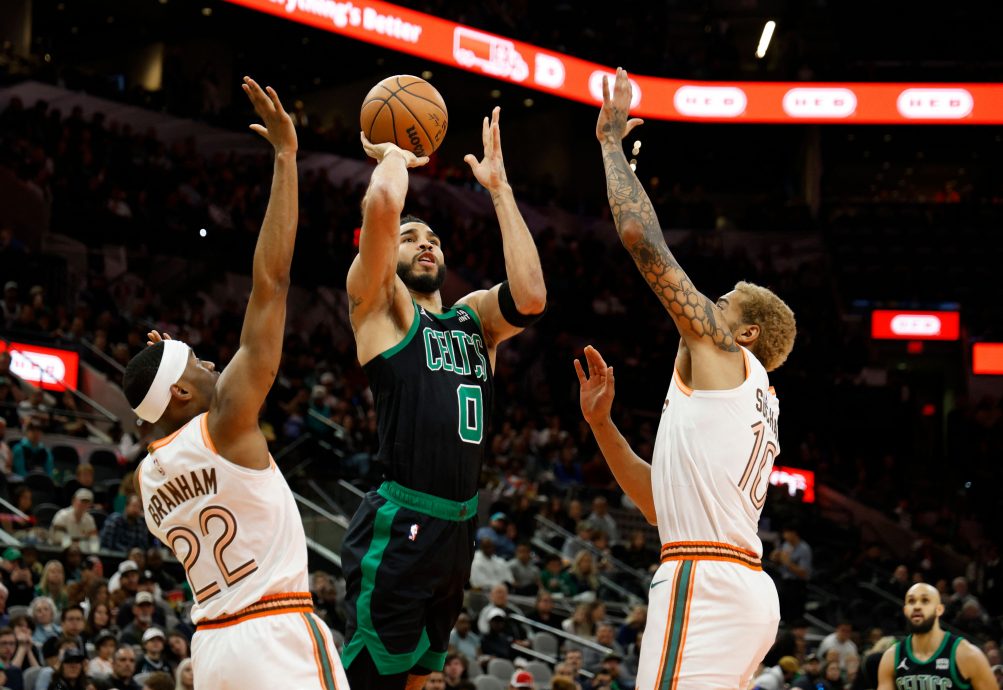 NBA|三巨头合砍77分 太阳“变魔术”跨年