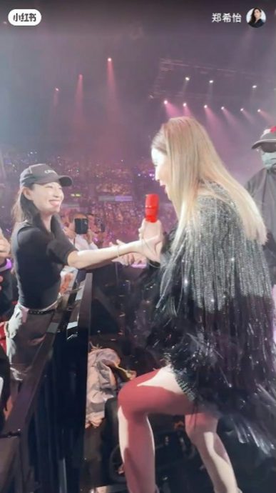 Twins演唱会握手环节 阿Sa遭“狂丝”强吻