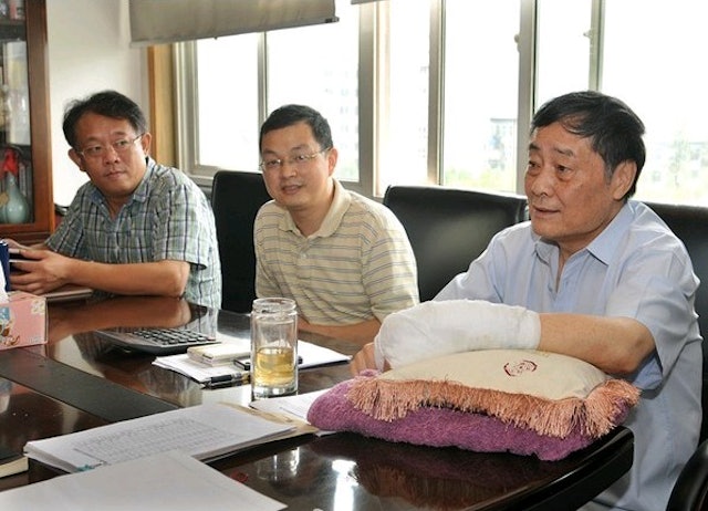 11年前家门口遭人持刀割伤 宗庆后辟谣:没为富不仁