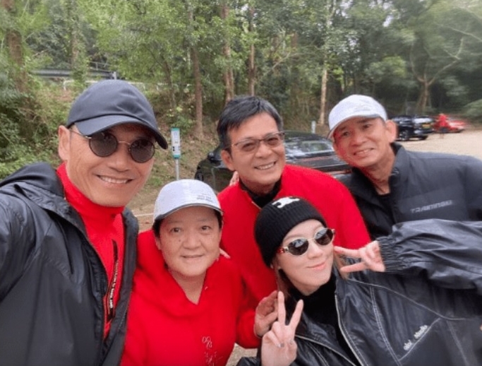 68岁周润发年初一陪练跑 黄日华女儿被网羡