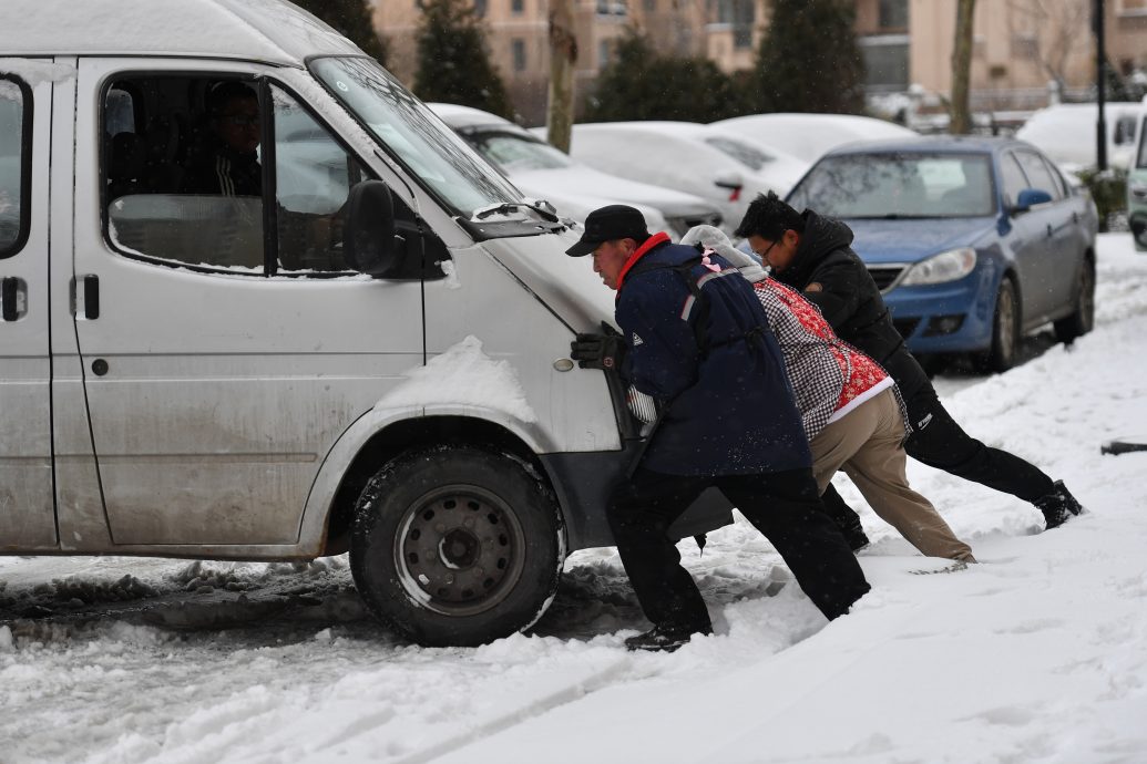 中国多地进入雨雪最强时段 暴雪大风冻雨6预警齐发
