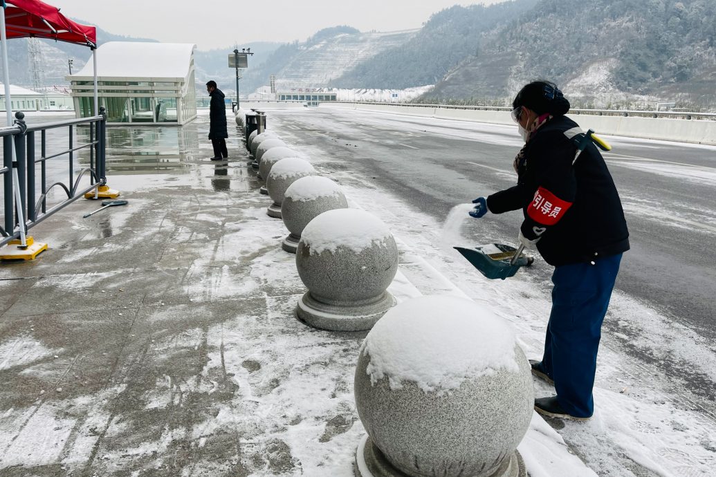 中国多地进入雨雪最强时段 暴雪大风冻雨6预警齐发