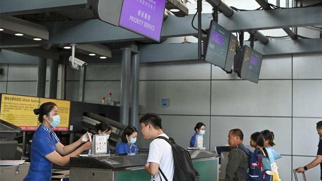 中国春节日均通关达180万人次 比去年增约3.3倍