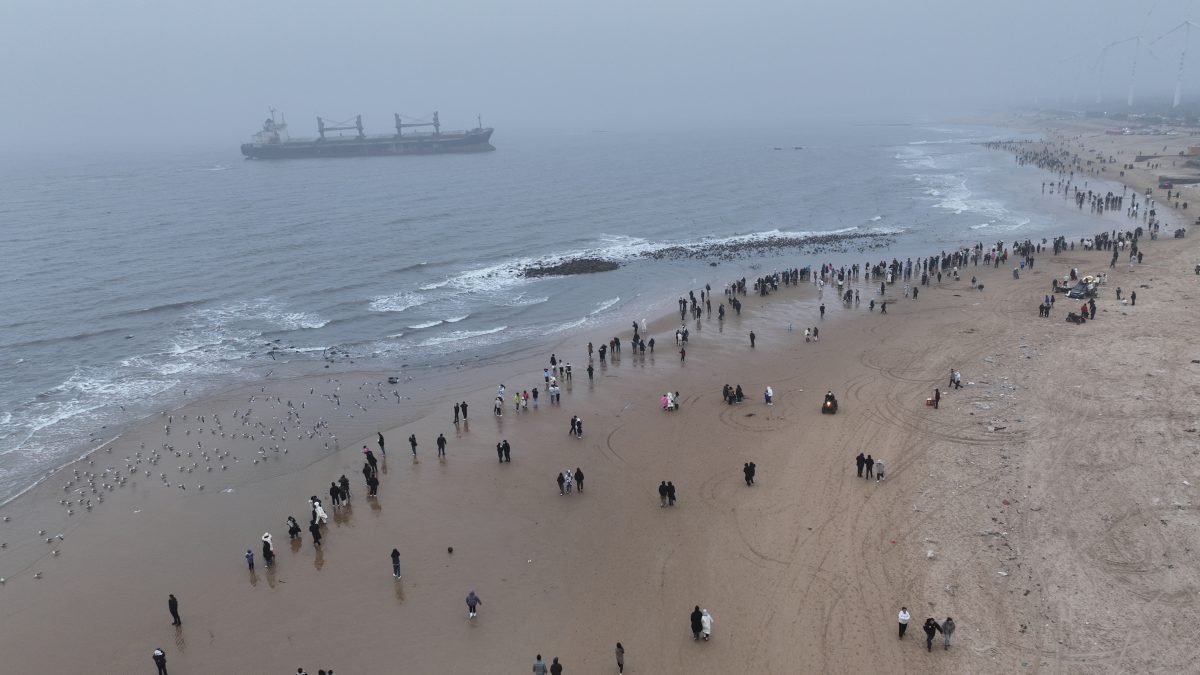 争睹搁浅货轮 每日逾万人涌沙滩打卡