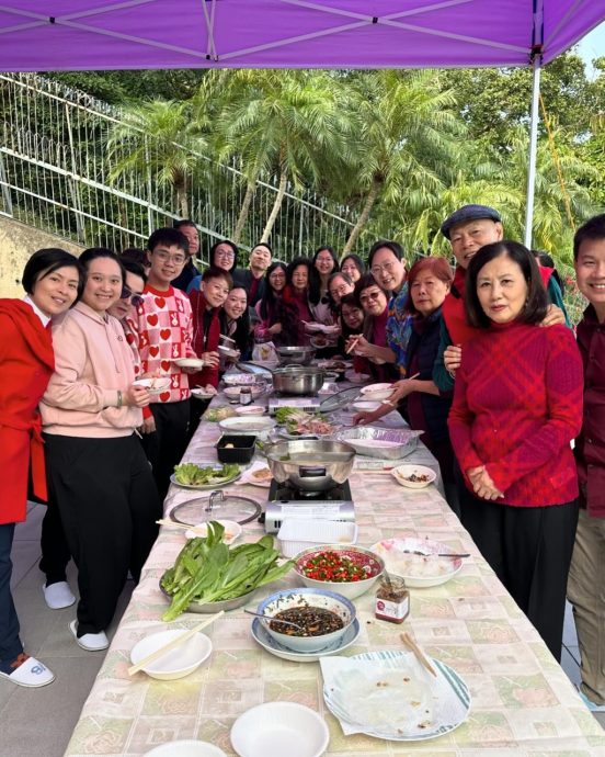 家中招呼近50好友 汪明荃团拜大合照震撼