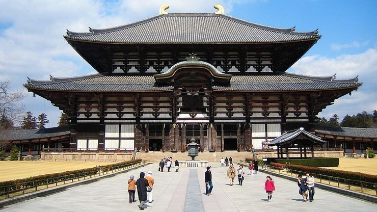 日本东大寺前汽车暴冲2伤 79岁高龄驾驶疑误踩油门