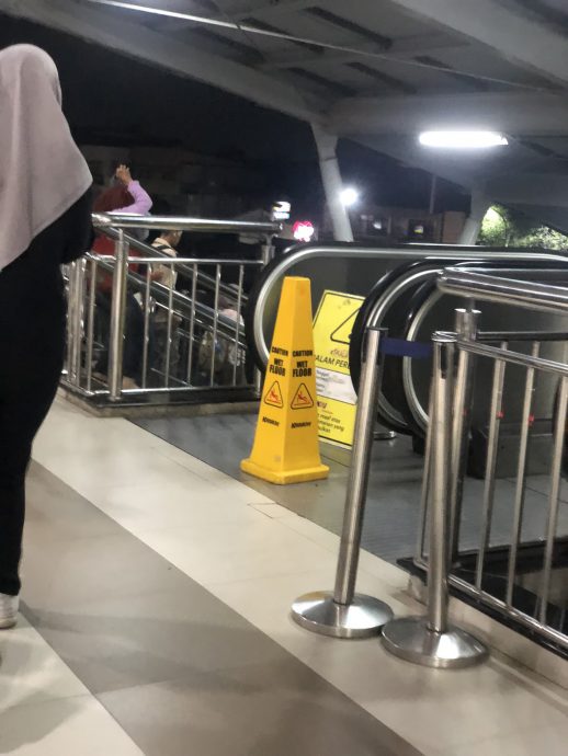 火车站手扶电梯坏了百天 民众送花圈哀悼:安息吧!