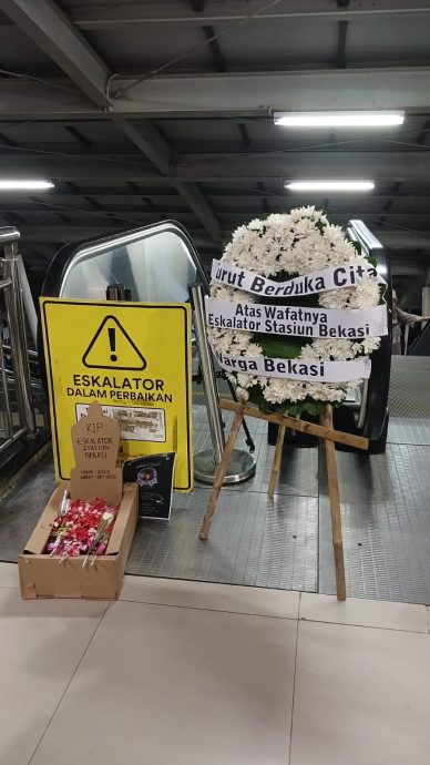火车站手扶电梯坏了百天 民众送花圈哀悼:安息吧!