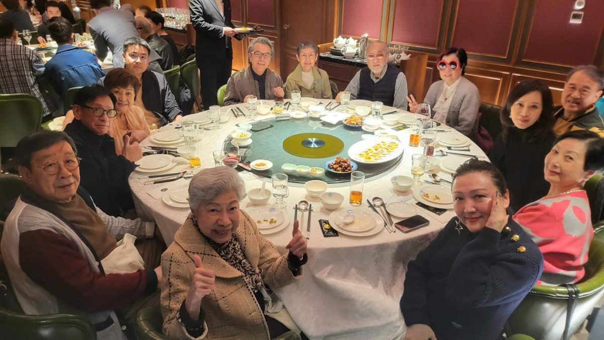 甄珍现身携儿圈中人聚会 团圆饭星光熠熠
