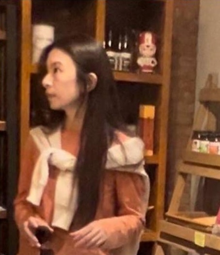 田馥甄春节陪爸妈出游 中性女友人相陪再被疑性向