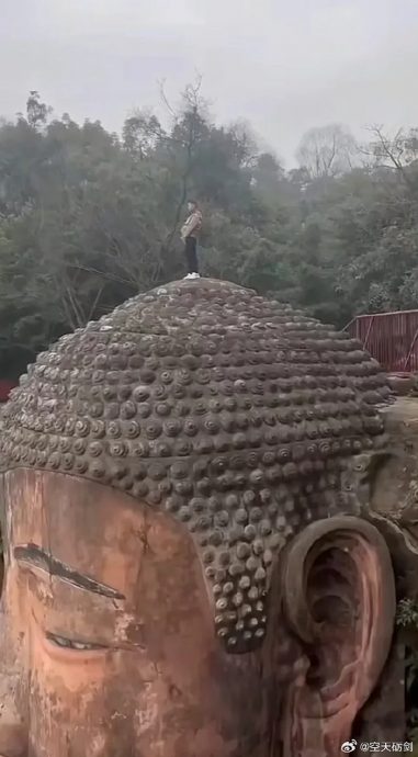 男子登乐山大佛头顶小便 景区通报:有精神病