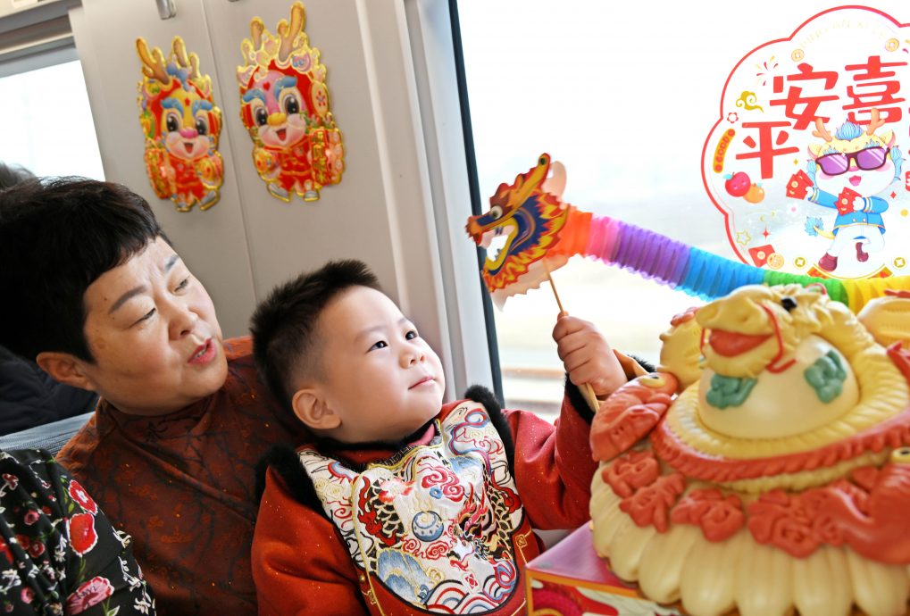 高铁首设“遛娃舱” 家长可陪幼童玩游戏