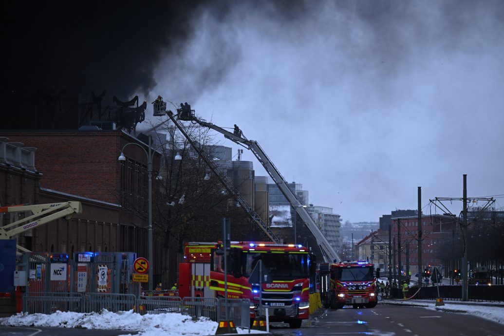 (有视频)瑞典新建水上乐园大火爆炸一人失踪 目击者:滑水道“烧剩骨架”