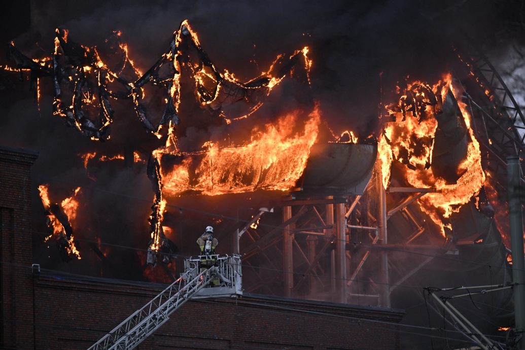 (有视频)瑞典新建水上乐园大火爆炸一人失踪 目击者:滑水道“烧剩骨架”