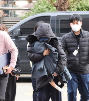 2女逼死李善均开庭!嘴硬否认勒索3亿5千万 她竟抱著爆哭娃出庭