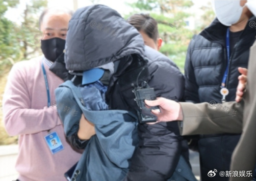 2女逼死李善均开庭!嘴硬否认勒索3亿5千万 她竟抱著爆哭娃出庭
